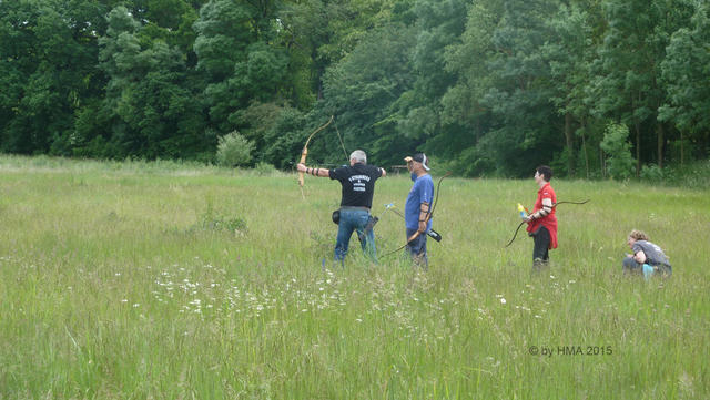 2015-05-30 16 Bogenschiessen Stefan schiesst